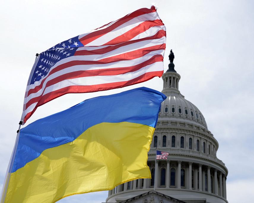 В США пожарные спасли собаку, застрявшую лапой в решетке